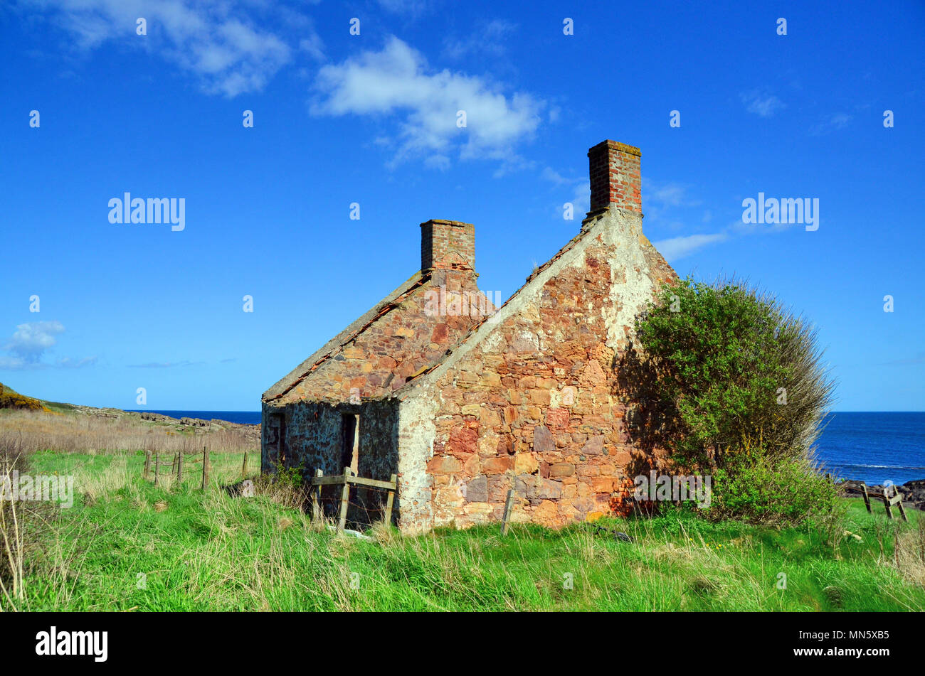 Crumbling stone cottage on the Fife coastal  path between Anstruther and Crail Stock Photo