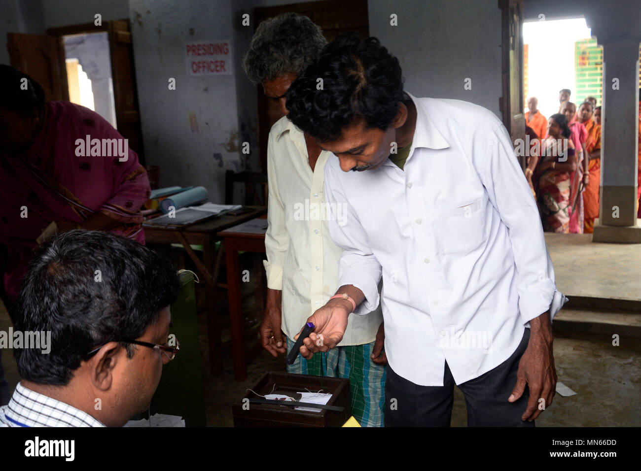Kolkata, India. 14th May, 2018. Indian man looks the stamp before casting his vote at polling station at Singur area of Hooghly district during the West Bengal Three Tier Panchayat Election 2018. Single phase Three Tier Panchayat Election 2018 held at the district of West Bengal, over all 72.5% polls recorded till the end. Credit: Saikat Paul/Pacific Press/Alamy Live News Stock Photo