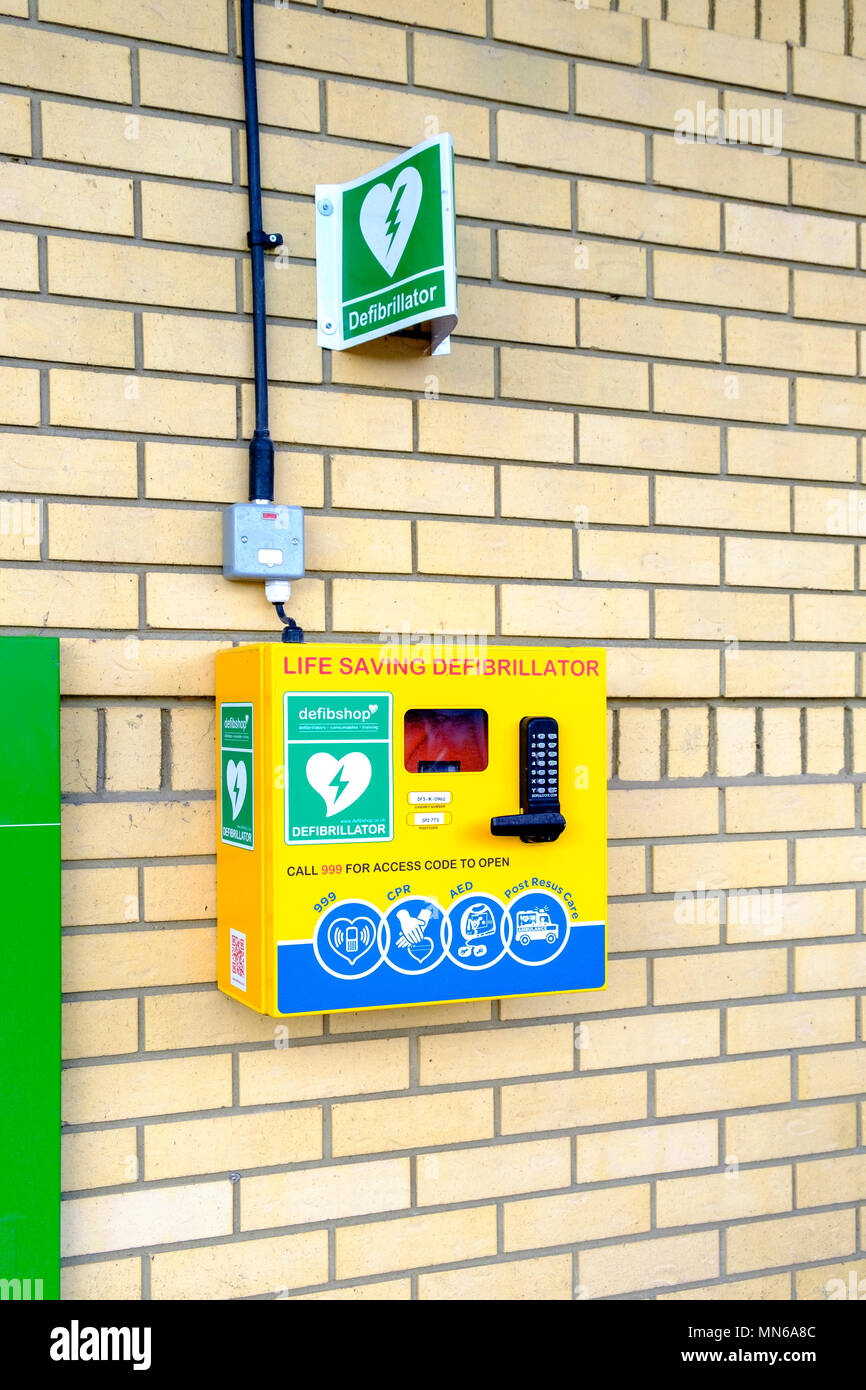 Public access defibrillator hires stock photography and images Alamy