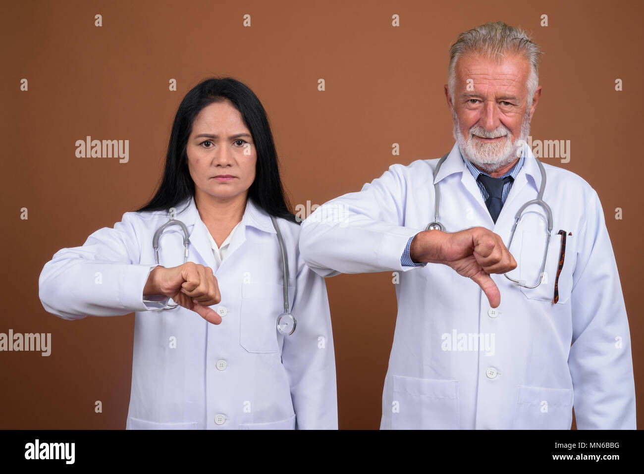Old mature doctor hi-res stock photography and images - Alamy