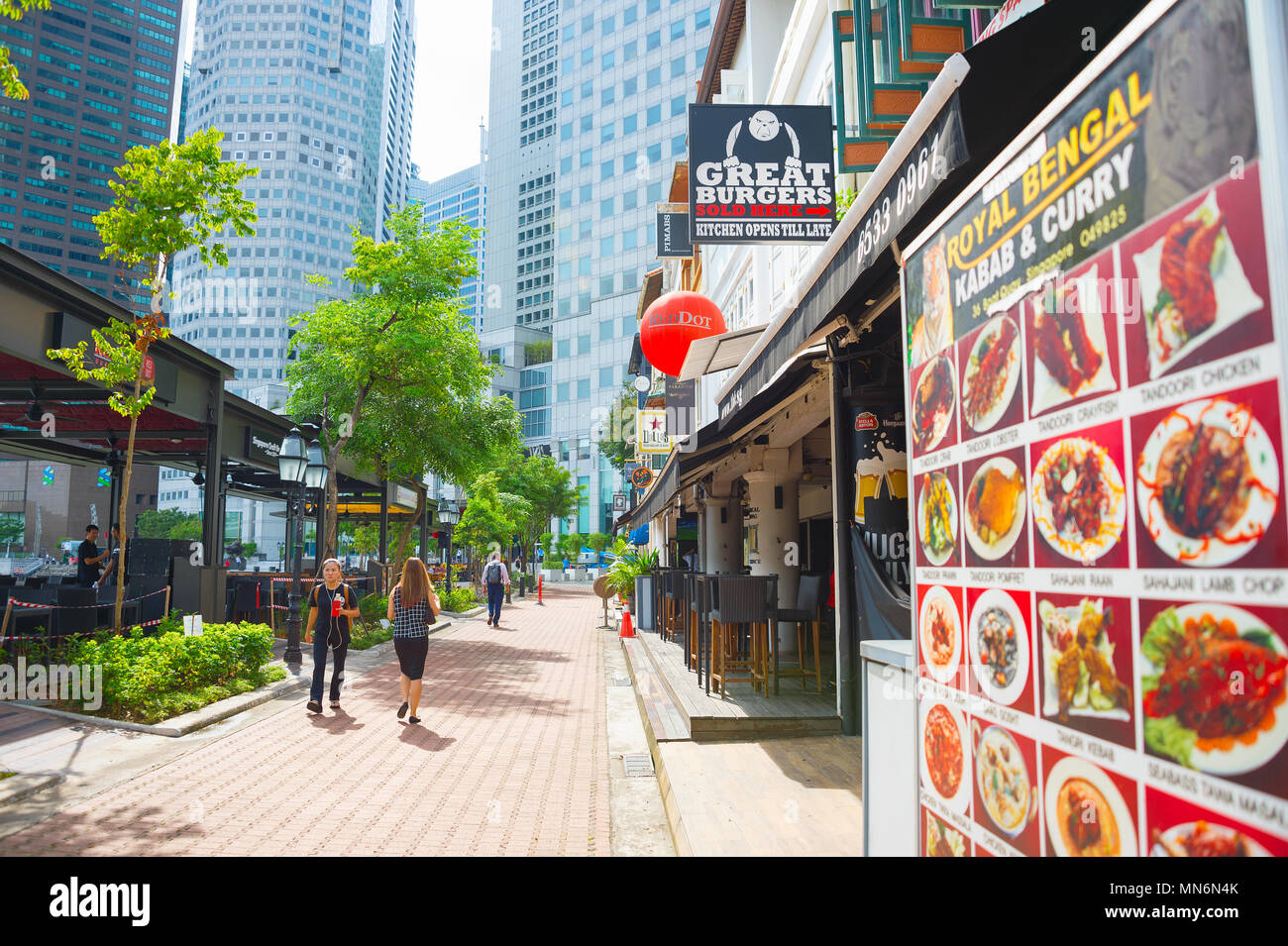 SINGAPORE JANUARY 16, 2017 People walking at Boat Quay restaurant