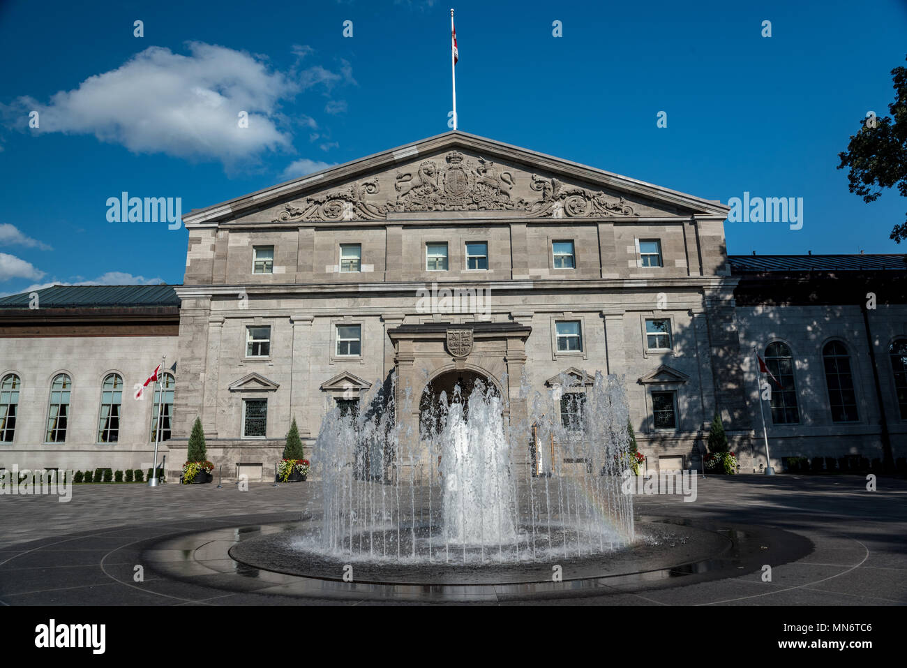 Governor General Of Canada House - No Touching Canadian Governor General Breaks Protocol With Hand On Queen Elizabeth : La gouverneure générale du canada) is the federal viceregal representative of the canadian monarch, currently queen elizabeth ii.