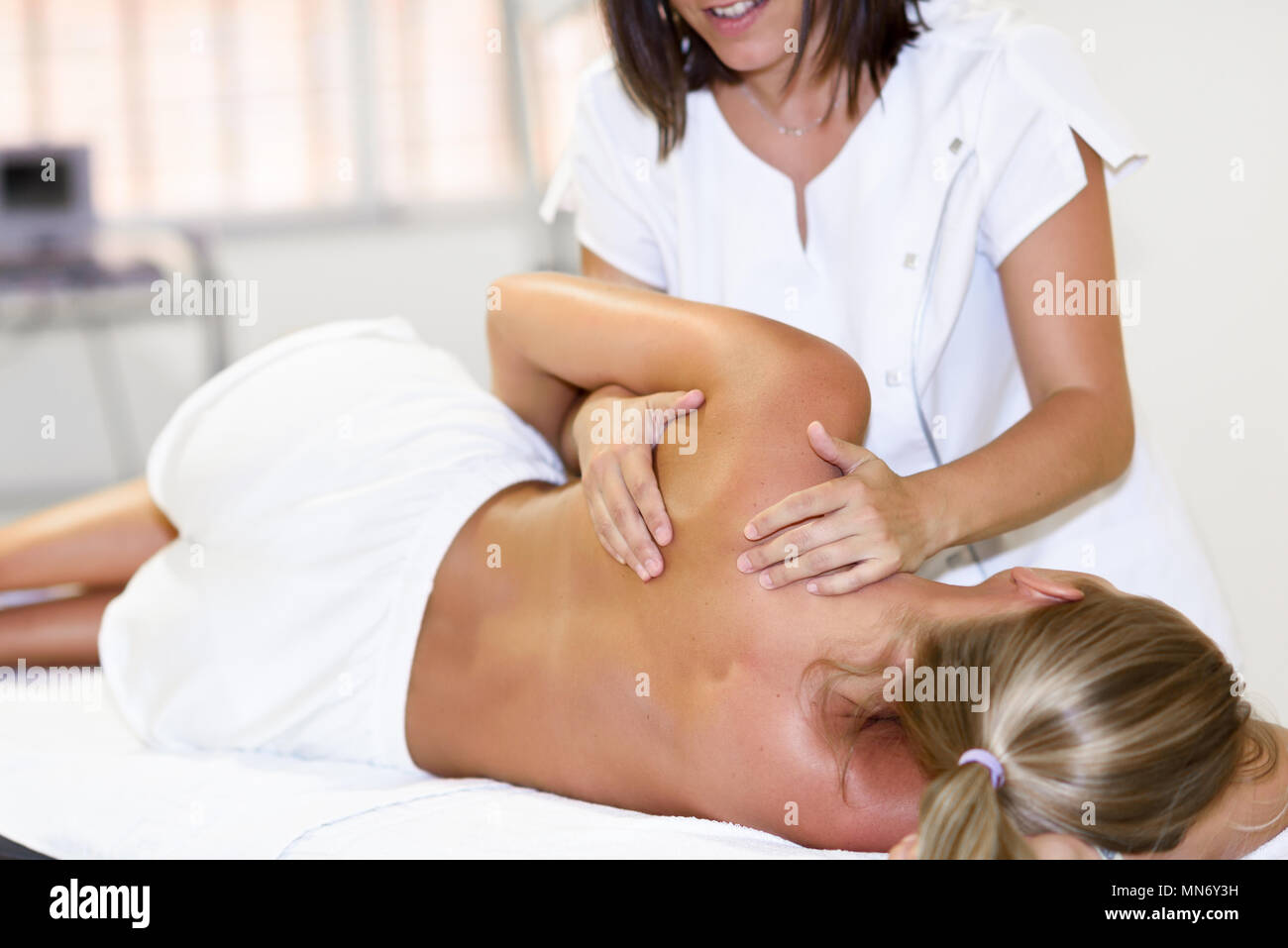 A woman giving a man shoulder massage Stock Photo - Alamy