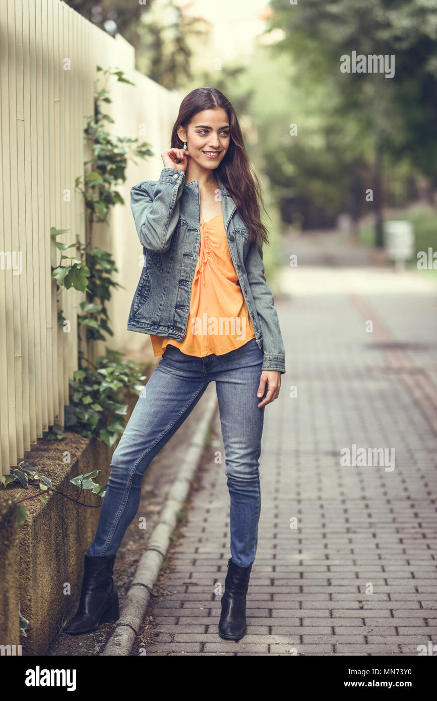 Young woman with nice hair wearing casual clothes in urban background.  Happy girl with wavy hairstyle Stock Photo - Alamy