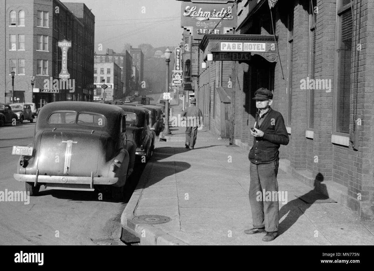 Street Scene, Dubuque, Iowa, USA, John Vachon for Farm Security Administration, April 1940 Stock Photo