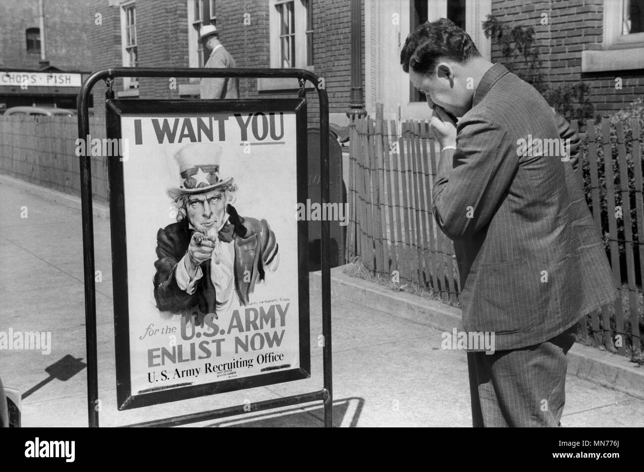 Man Looking at U.S. Army Recruitment Sign, Benton Harbor, Michigan, USA, John Vachon for Farm Security Administration July 1940 Stock Photo