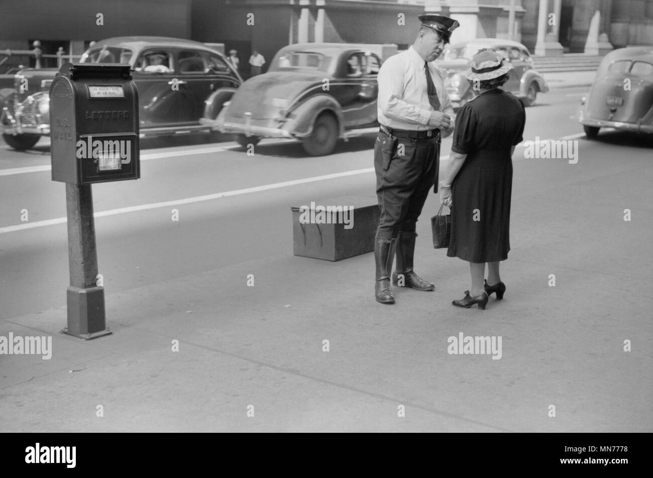 Woman Talking to Policeman, Chicago, Illinois, USA, John Vachon for Farm Security Administration July 1940 Stock Photo