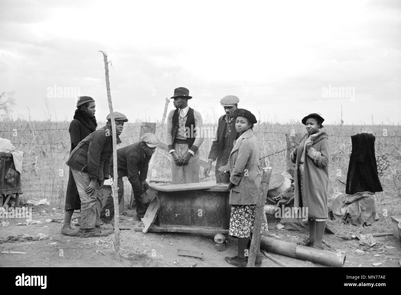 Evicted Sharecroppers Along Highway 60, New Madrid County, Missouri, USA, Arthur Rothstein for Farm Security Administration, January 1939 Stock Photo