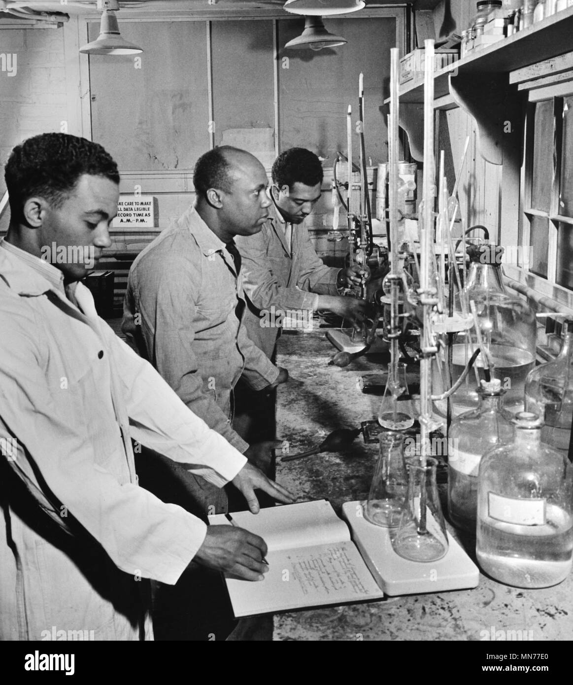 Paul L. Imes, Samuel C. Watkins, and George W. Richardson, Laboratory Technicians, Tennessee Valley Authority, Muscle Shoals, Alabama, USA, Alfred T. Palmer for Office of War Information, June 1942 Stock Photo