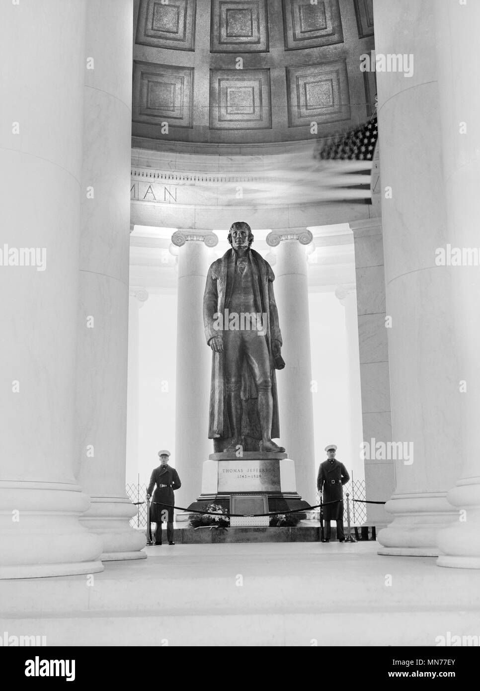 Statue of U.S. President Thomas Jefferson flanked by Marine Honor Guards during Jefferson Memorial dedication, Washington DC, USA, Ann Rosener for Office of War Information, April 12, 1943 Stock Photo