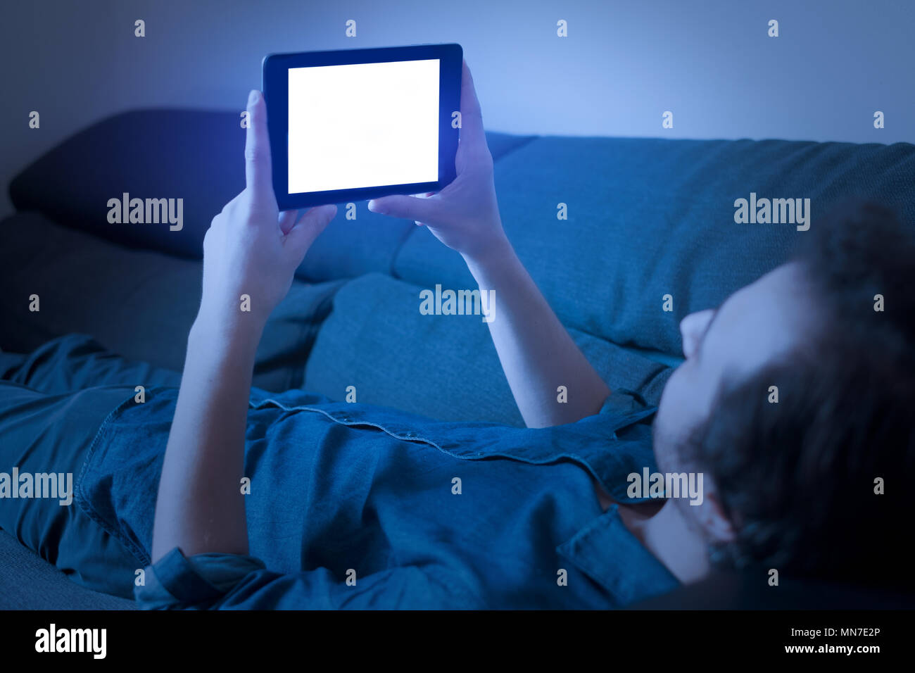 Человек спит с телефоном. Гаджет ночью. Ночь кровать телевизор. Гаджет ночью. Гаджет ночью.