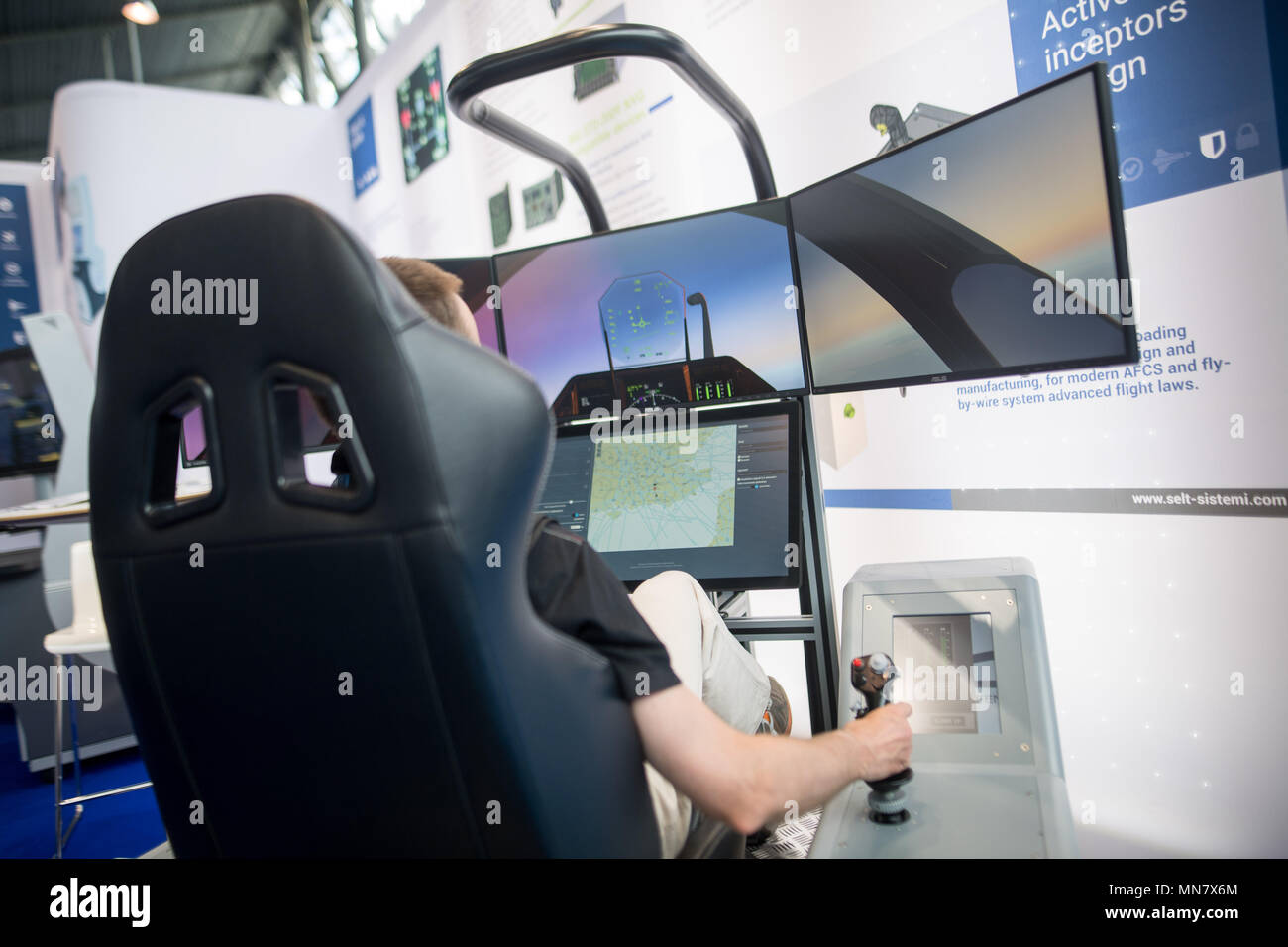 Stuttgart, Germany. 15th May, 2018. 15 May 2018, Germany, Stuttgart: A visitor uses the flight simulator Pilot Station by the company Selt on the first day of the ITEC fair for military and weapons technology. The fair, which presents training and simulation software, among others, is running from 15 to 17 May. It is accompanied by demonstrations by opponents of weaponry. Photo: Sebastian Gollnow/dpa Credit: dpa picture alliance/Alamy Live News Stock Photo