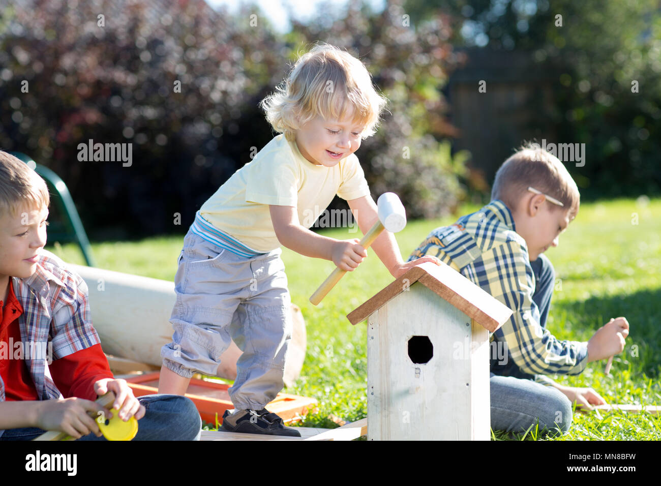 утки мальчики и девочки. 2 мальчика и скворечник. мальчик и птица сборы. птичий мальчик. мальчик и птица сборы.