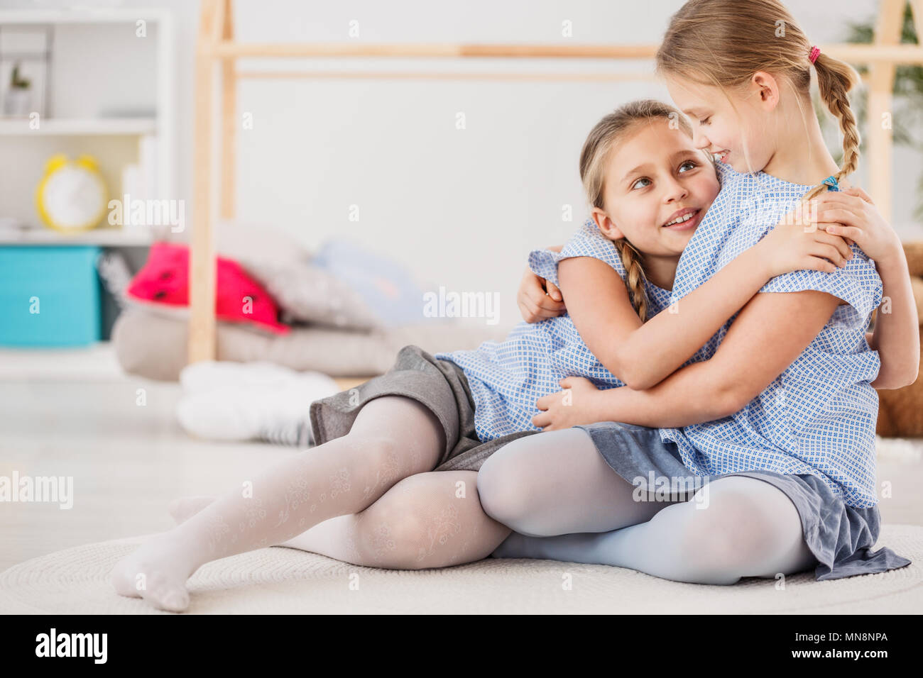 Ребенка ведут за шарф. Сын маме одет трусика. Сын маме одет трусика. Сын маме одет трусика. Что надеть ребенку.