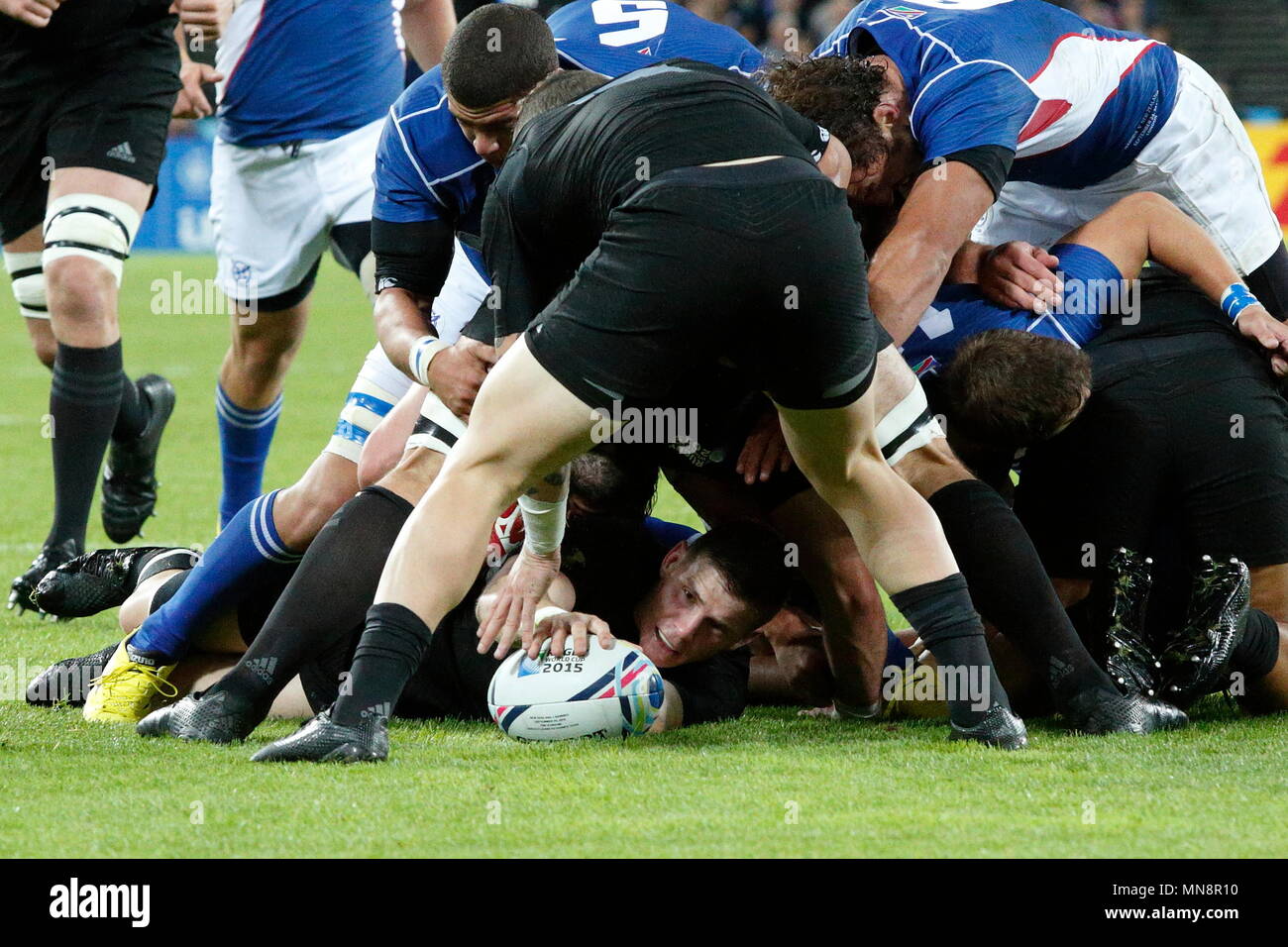 Colin Slade of NZL All Blacks feeds the ball during the IRB RWC 2015 match between New Zealand All Blacks v Namibia- Pool C Match 12 at The Stadium, Queen Elizabeth Olympic Park. London, England. 24 September 2015 Stock Photo