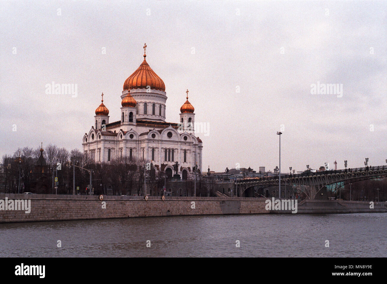 Moscow, Russia - March 07, 2017: View of Cathedral of Christ the Saviour and Patriarchy bridge in the early spring | 35mm film scan — Stock Photo