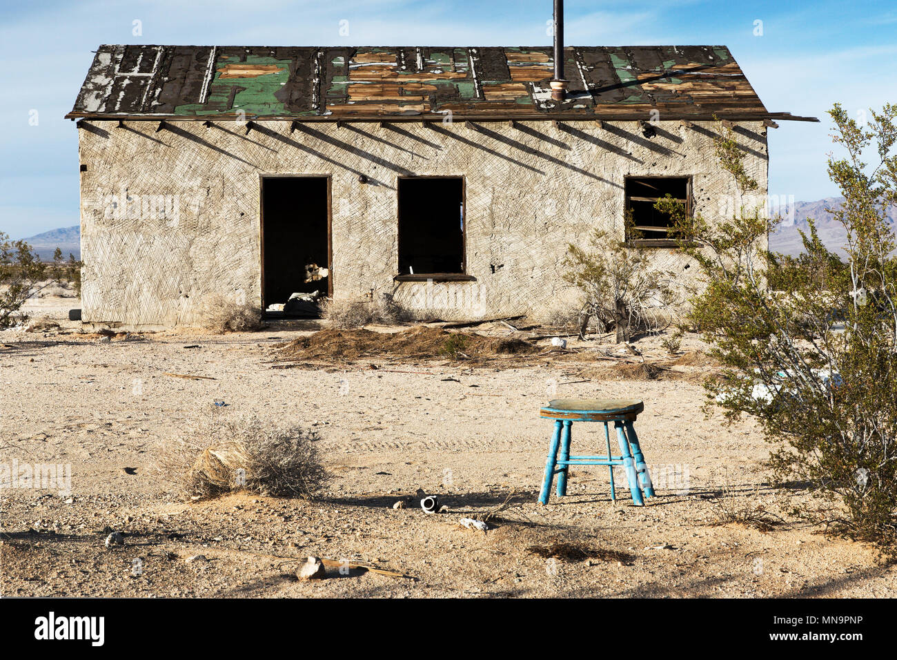 Abandoned High Desert Homestead Near California S Joshua Tree National Park Left Behind In The Usa S Economic Woes Bright Sunshine Poverty Cabin Stock Photo Alamy