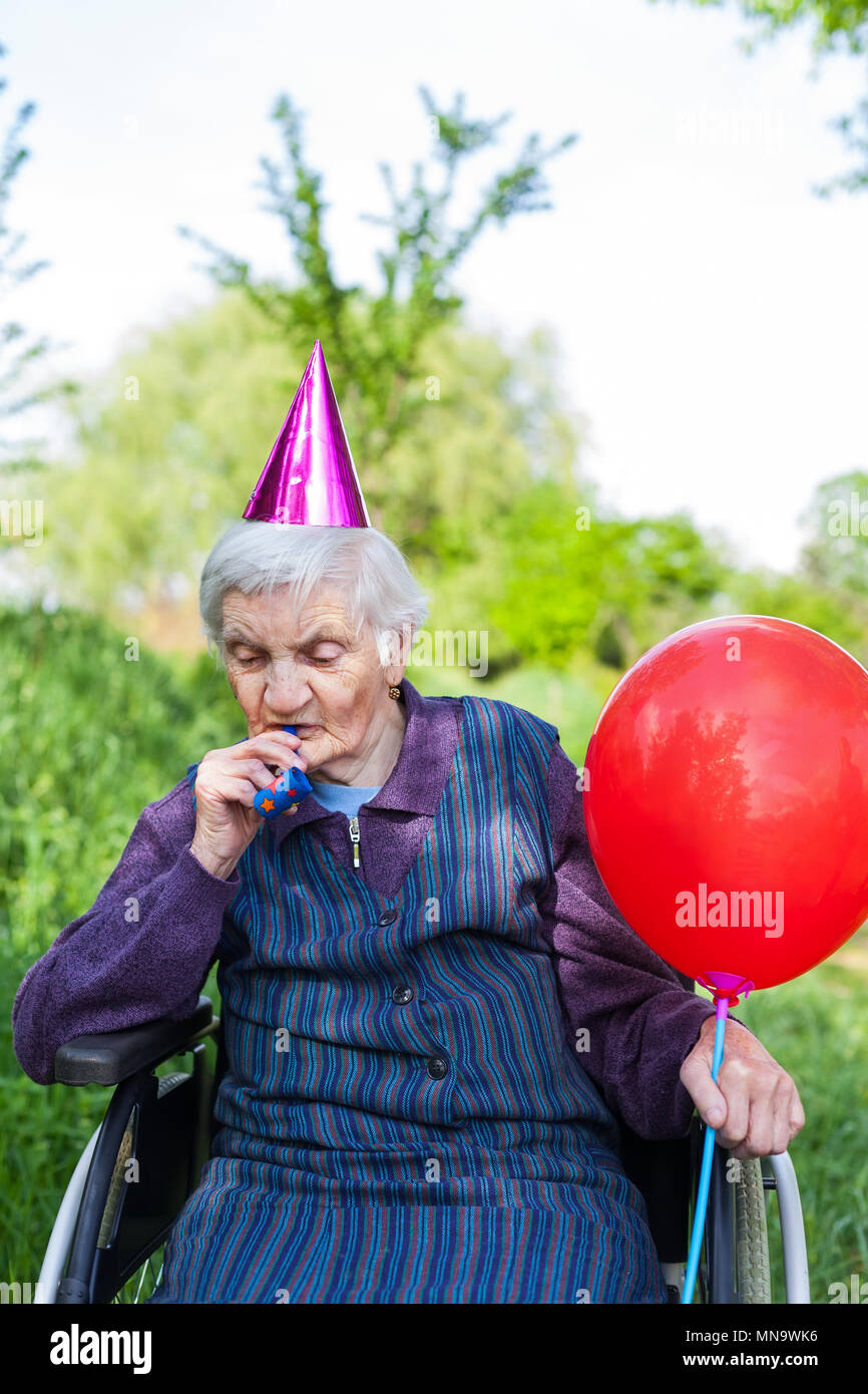 Elderly Woman In A Wheelchair Celebrating Birthday In The Park Stock Photo Alamy Elderly Woman In A Wheelchair Celebrating Birthday In The Park Stock Photo Alamy