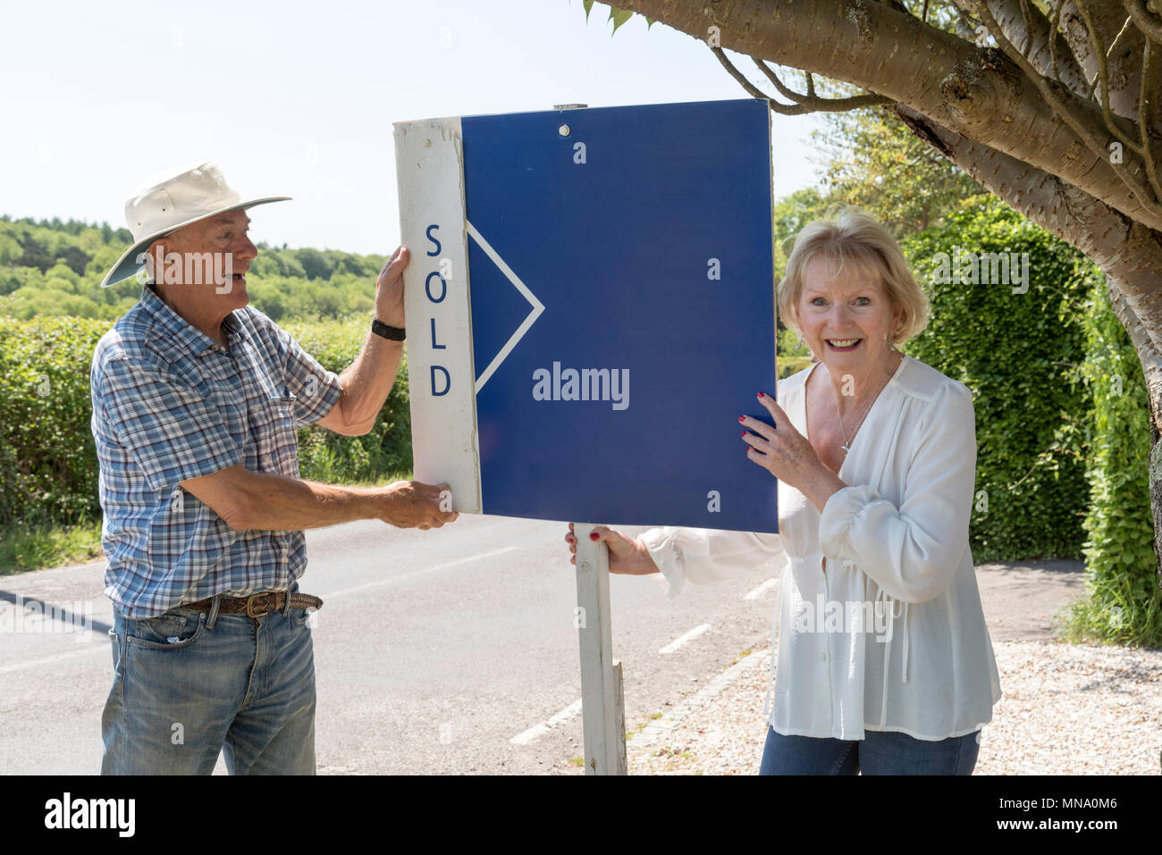 Couple sold sign hi-res stock photography and images - Alamy