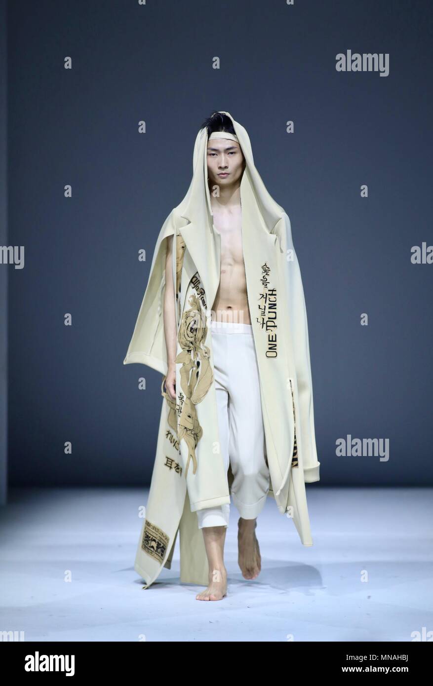 Beijing, Beijing, China. 14th May, 2018. Beijing, CHINA-14th May 2018: A model presents a creation designed by graduates of Chongqing University of Education during China Graduate Fashion Week in Beijing. Credit: SIPA Asia/ZUMA Wire/Alamy Live News Stock Photo