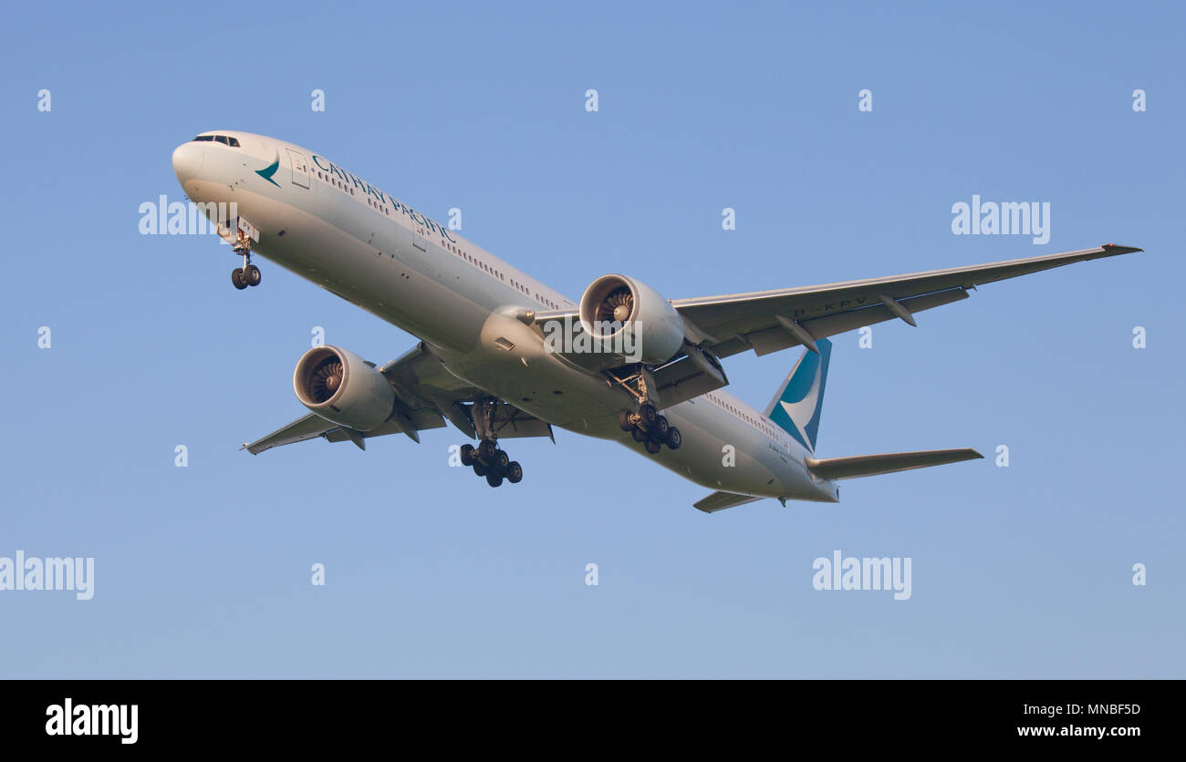 Cathay Pacific Boeing 777 B-KPV on final approach to London-Heathrow Airport LHR Stock Photo