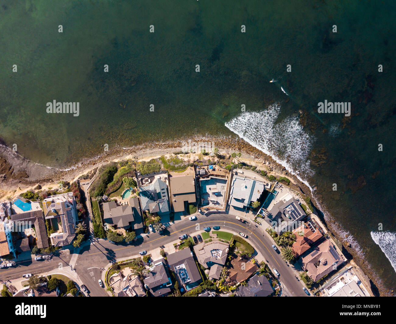 Aerial view of the turquoise sea and beach houses in California Stock Photo