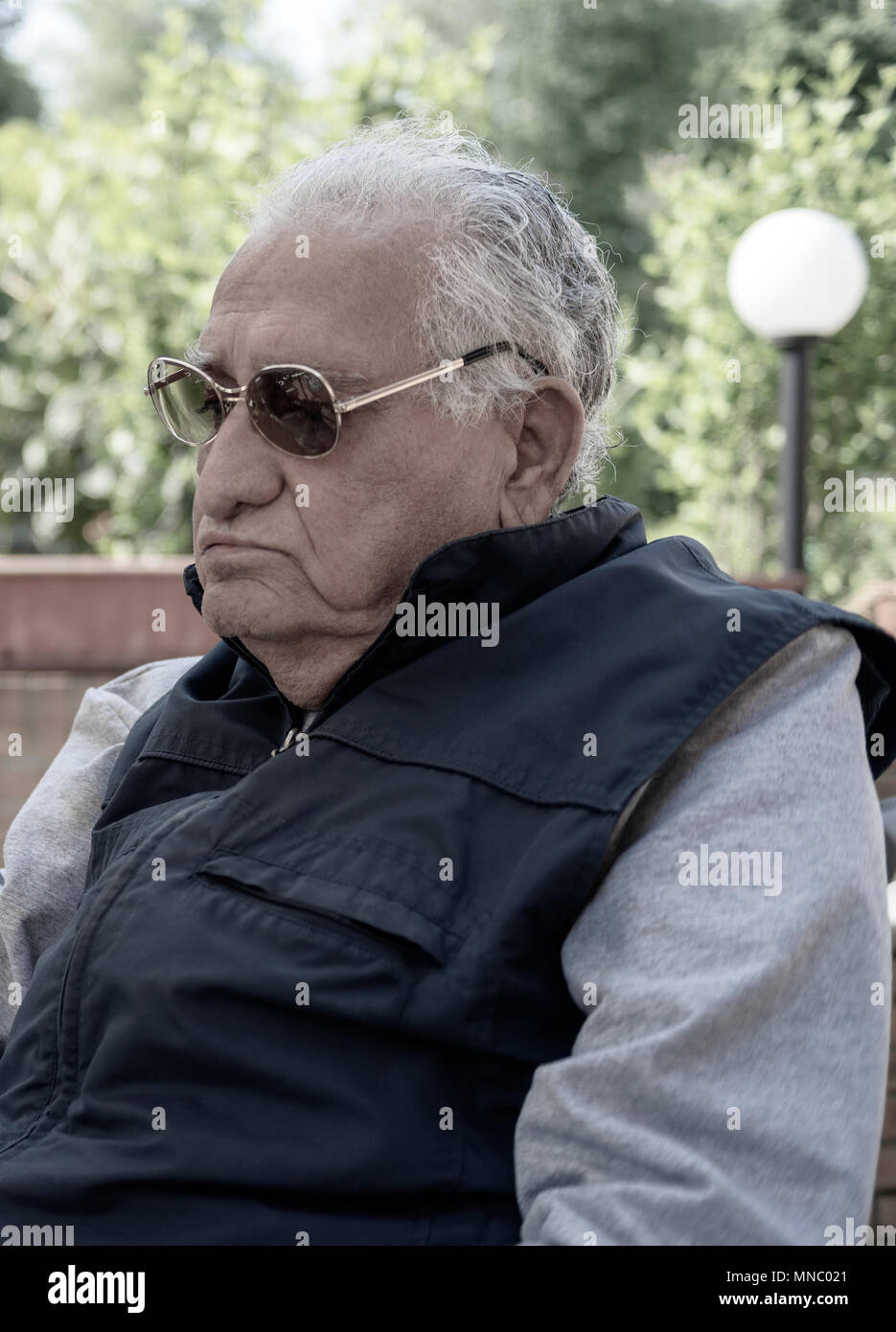 Senior male wearing sunglasses hi-res stock photography and images - Alamy
