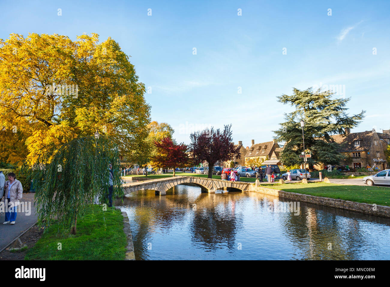 cotswold-village-iconic-historic-stone-bridge-over-the-river-windrush