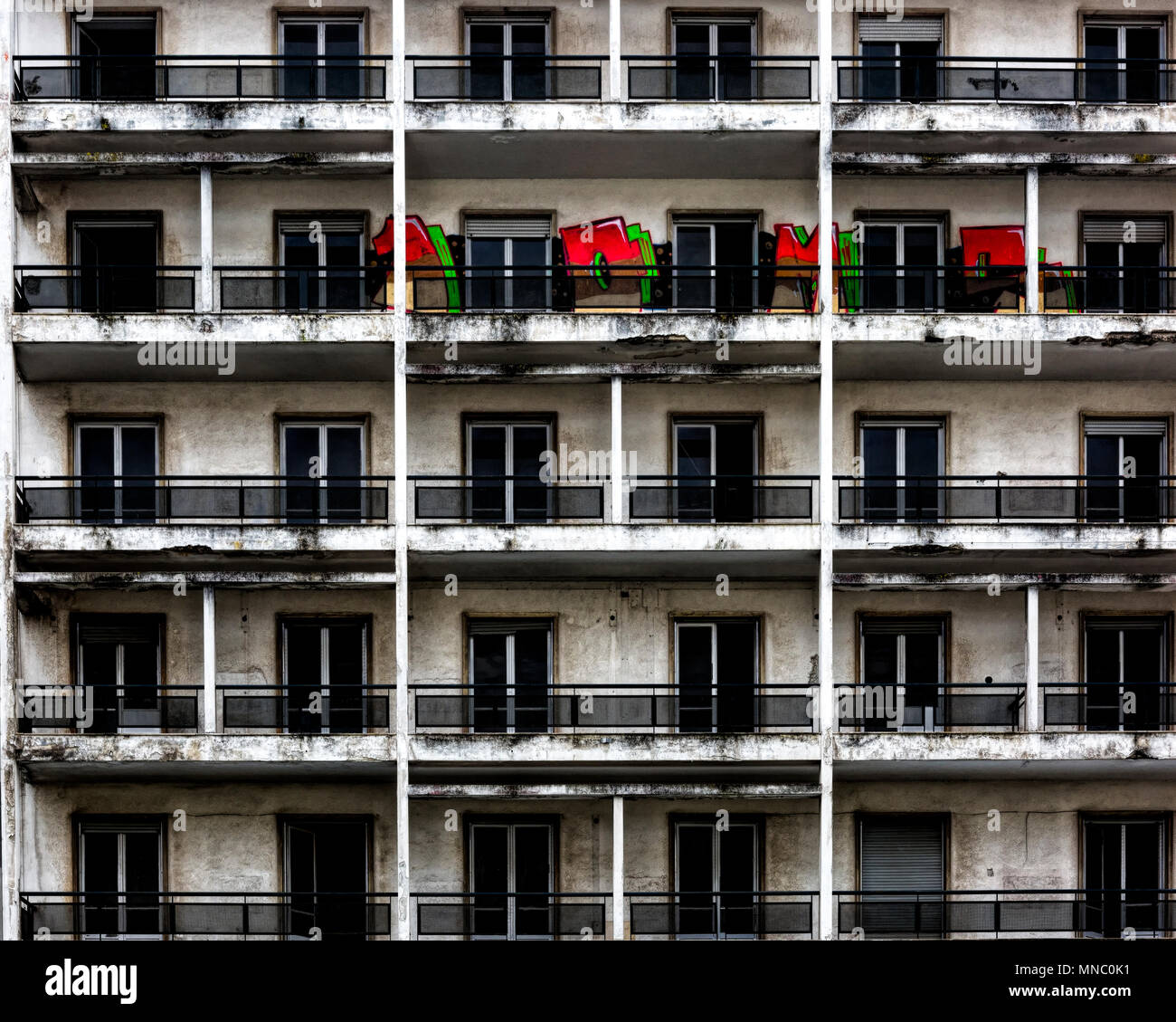 Abandoned apartment block hi-res stock photography and images - Alamy