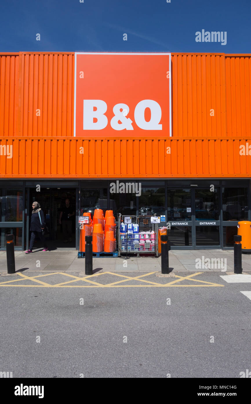 Exterior of B&Q SuperCentre, Gunnersbury Avenue, Chiswick, London W4 ...