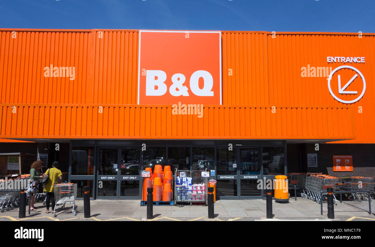 Exterior of B&Q SuperCentre, Gunnersbury Avenue, Chiswick, London W4 ...