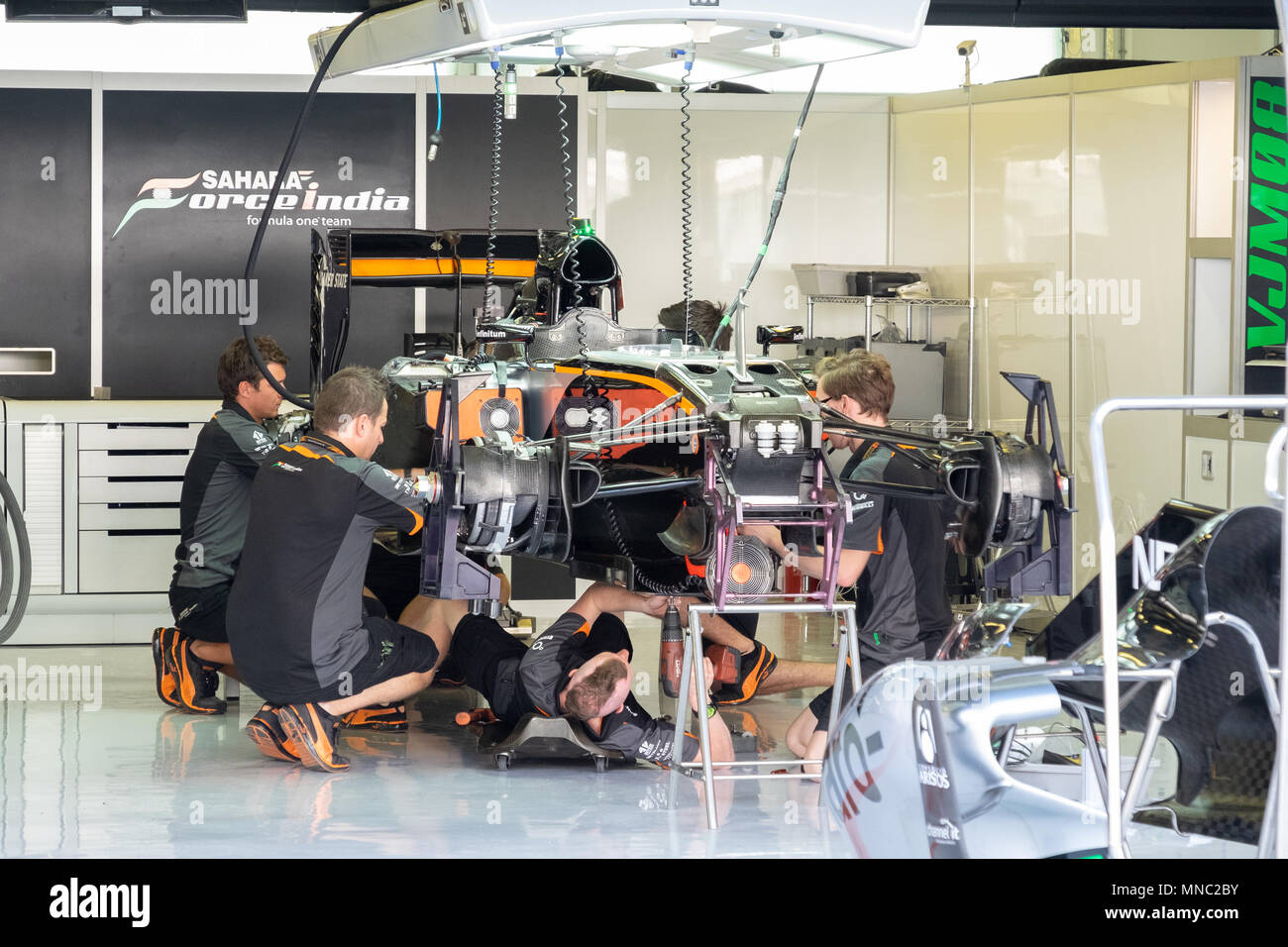 Force India mechanics preparing their car for the Abu Dhabi grand prix Stock Photo