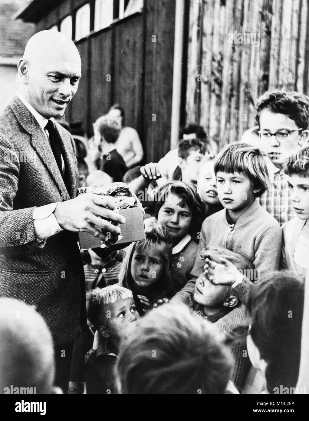 yul brynner distributes aid to refugees, Syria, 17 July 1962 Stock Photo