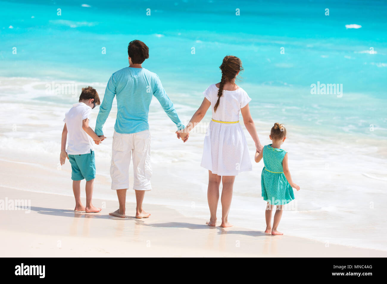 Мама на курорте рассказ. Семья на море. Счастливая семья с детьми на море. Счастливая семья сын и дочь. Семья 4 человека на море.