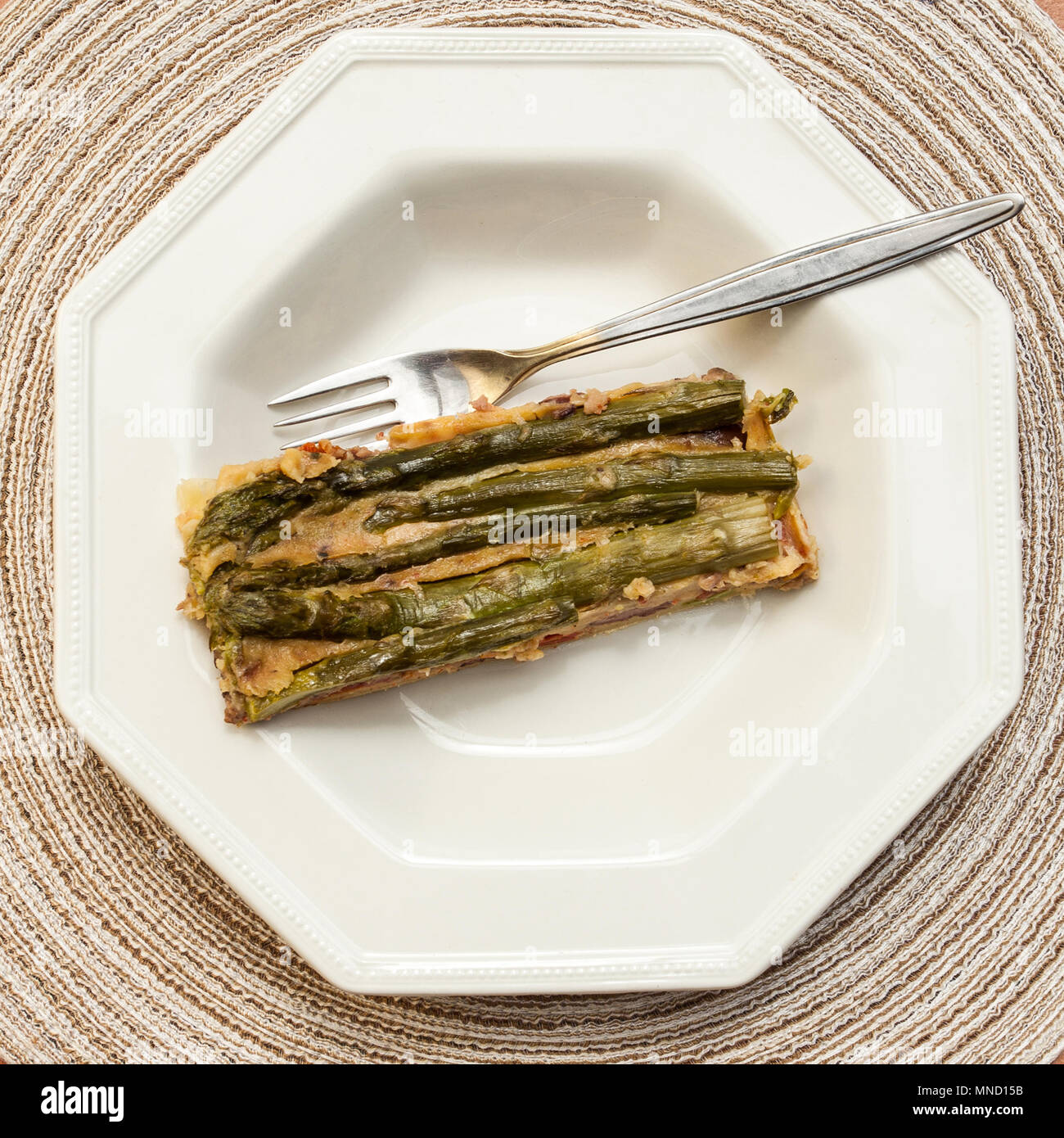 Puff pastry of Kamut with asparagus and dried tomatoes, vegan recipe
