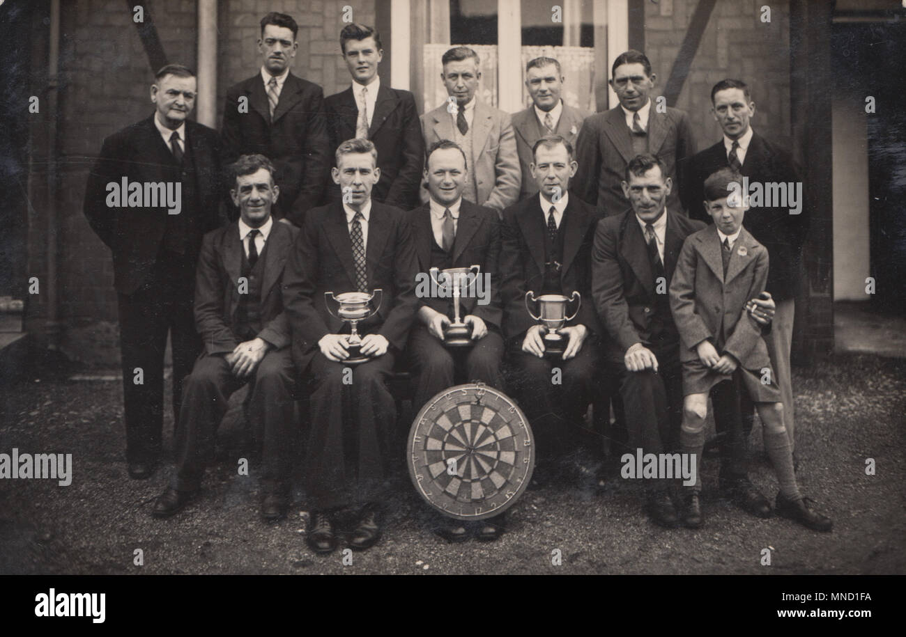 Vintage dart players hires stock photography and images Alamy