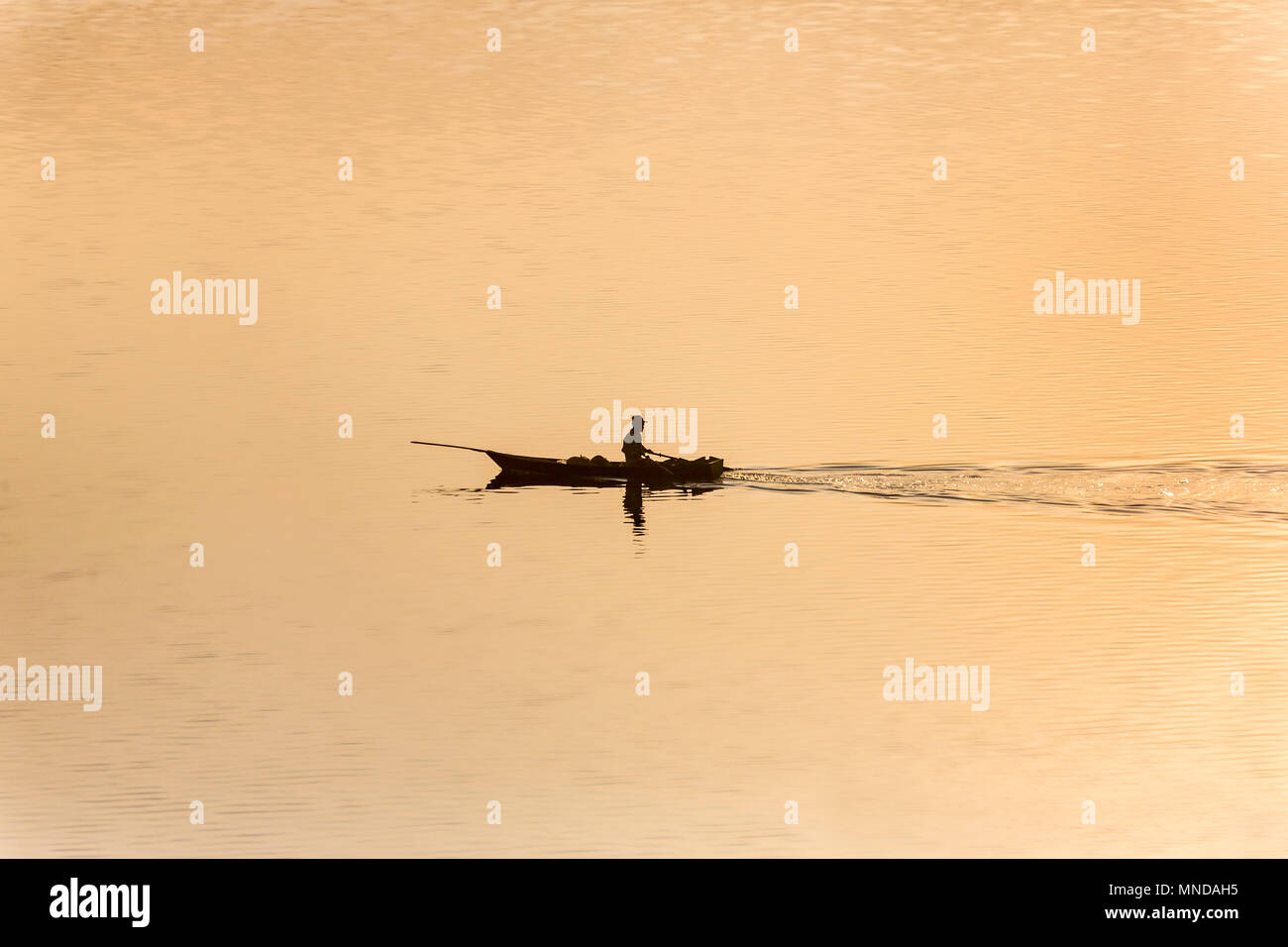 India lake fisherman hi-res stock photography and images - Alamy