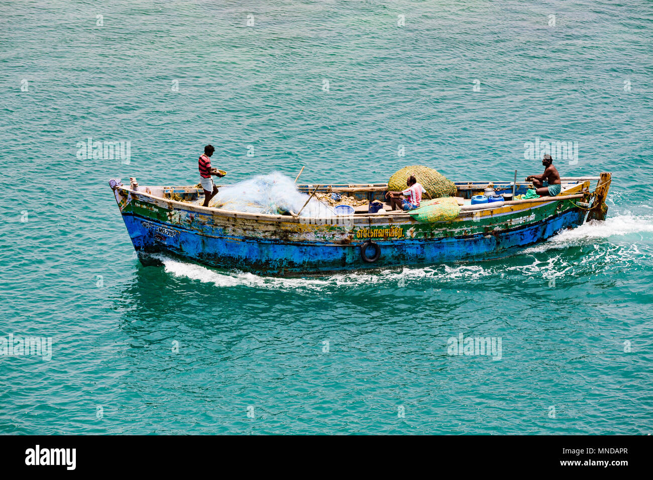https://c8.alamy.com/comp/MNDAPR/old-wood-small-fishing-boat-floating-on-the-water-bridge-indira-gandhi-india-MNDAPR.jpg