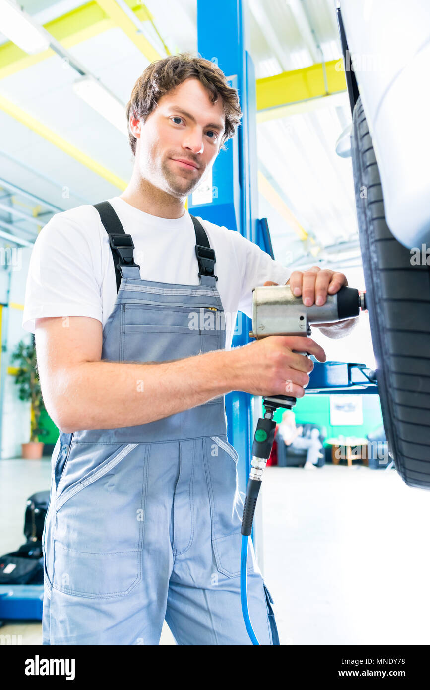 Mechanic tire change in car Stock Photo Alamy