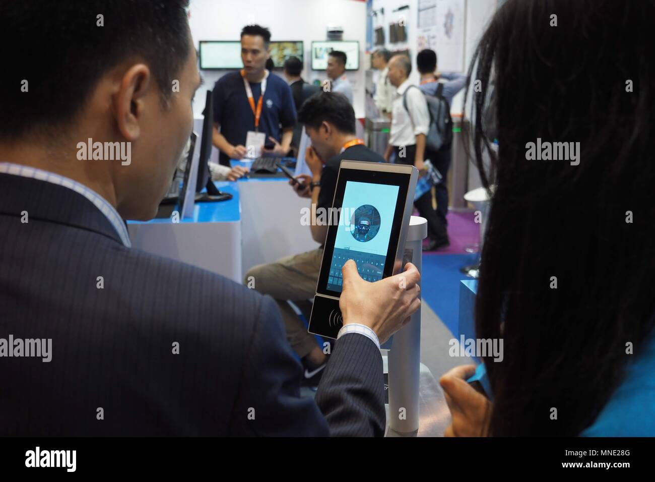 (180516) -- HONG KONG, May 16, 2018 (Xinhua) -- Visitors visit Tencent Cloud booth during the Cloud Expo Asia in Hong Kong, south China, May 16, 2018. The two-day expo kicked off here on Wednesday.  (Xinhua/Wang Shen) (wyo) Stock Photo