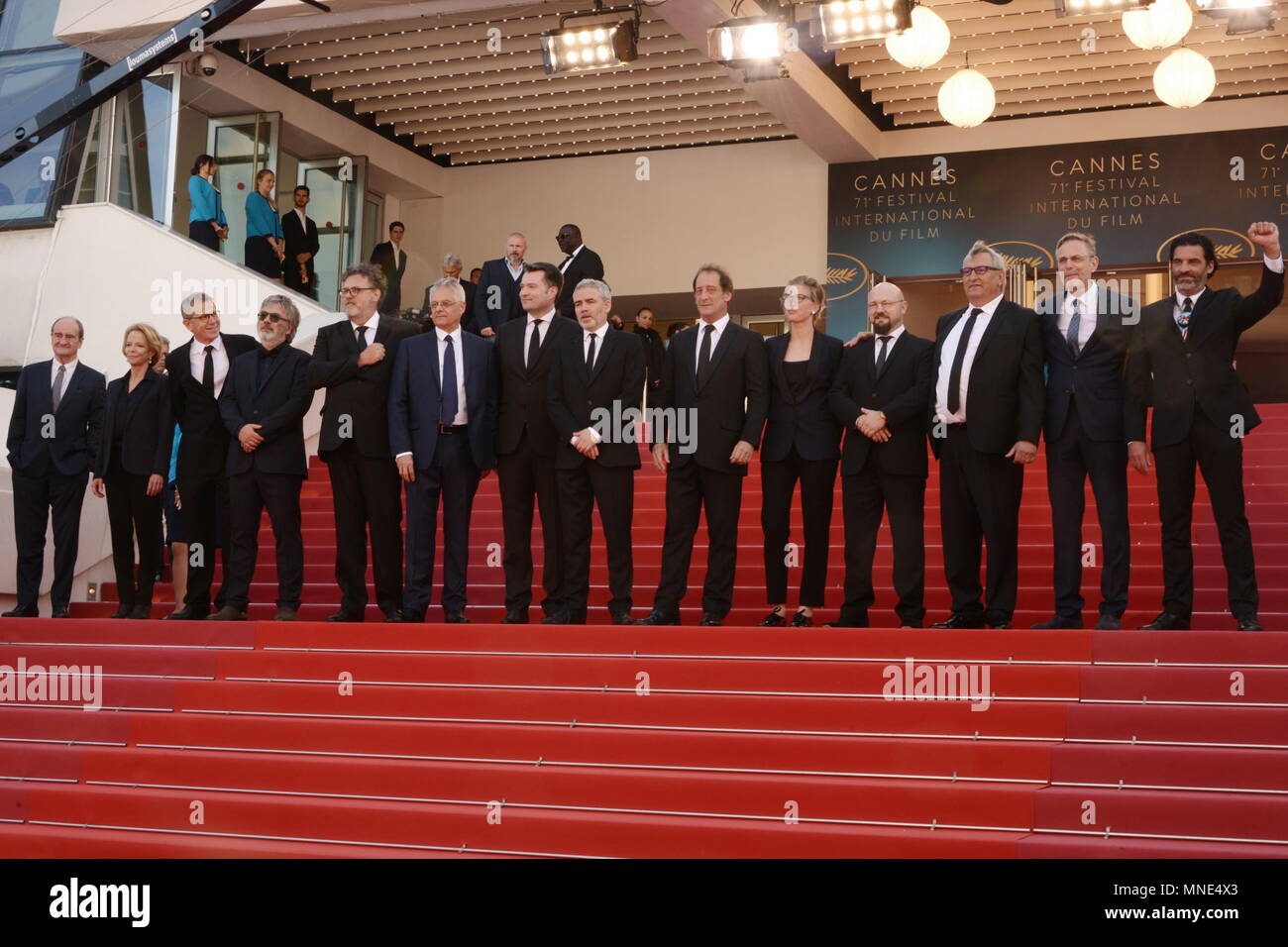 Cannes, France. 15th May, 2018. CANNES, FRANCE - MAY 15: Actor Jean Grosset, actor Guillaume Draux, director Stephane Brize, actor Vincent Lindon, actress Melanie Rover attend the screening of 'In War (En Guerre)' during the 71st annual Cannes Film Festival at Palais des Festivals on May 15, 2018 in Cannes, France. Credit: Frederick Injimbert/ZUMA Wire/Alamy Live News Stock Photo