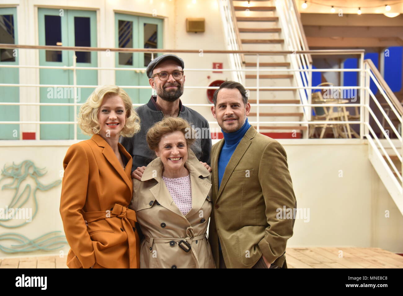 15 May 2018, Germany, Cologne: Actors Heike Makatsch (front, L-R), Katharina Thalbach and Moritz Bleibtreu with director Philipp Stoelzl (behind) posing at a press conference on the set of the film 'Ich war noch niemals in New York' (lit. I've never been to New York'. Photo: Horst Galuschka/dpa Stock Photo