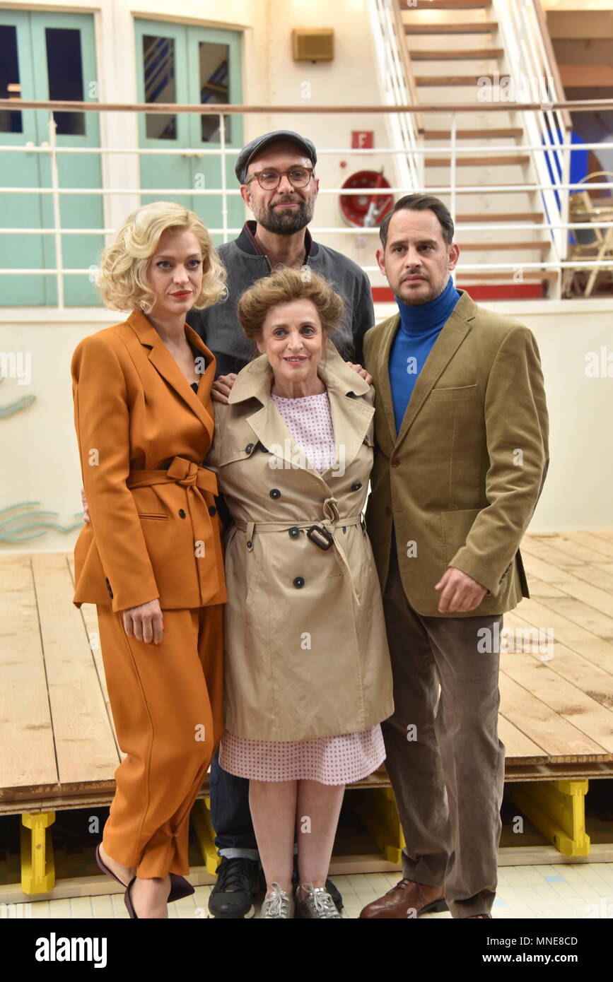 15 May 2018, Germany, Cologne: Actors Heike Makatsch (front, L-R), Katharina Thalbach and Moritz Bleibtreu with director Philipp Stoelzl (behind) posing at a press conference on the set of the film 'Ich war noch niemals in New York' (lit. I've never been to New York'. Photo: Horst Galuschka/dpa Stock Photo