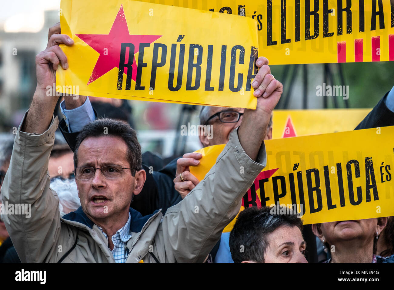 A protester is seen showing a sign with the text 'Catalan Republic'. Act of protest to request the release of political prisoners Jordi Sànchez and Jordi Cuixart who have been in prison for seven months. It is the circumstance that it has been the first act in Catalonia of the president-elect of the Generalitat Qim Torra who has attended the rally. Stock Photo