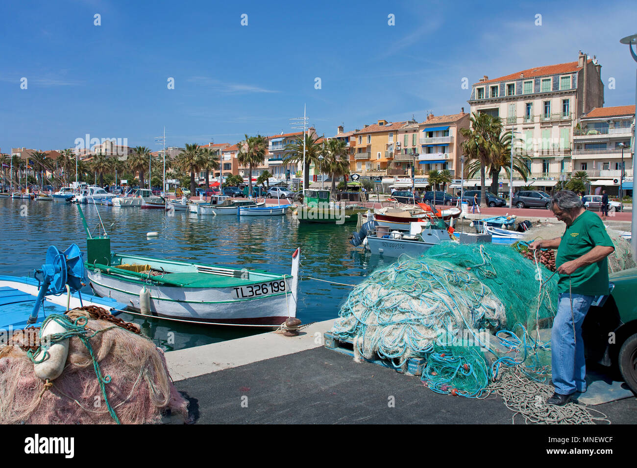 Fischer repariert sein Fischernetz im Hafen von Bandol, Cote d'Azur, Département Var, Provence-Alpes-Côte d’Azur, Suedfrankreich, Frankreich, Europa | Stock Photo