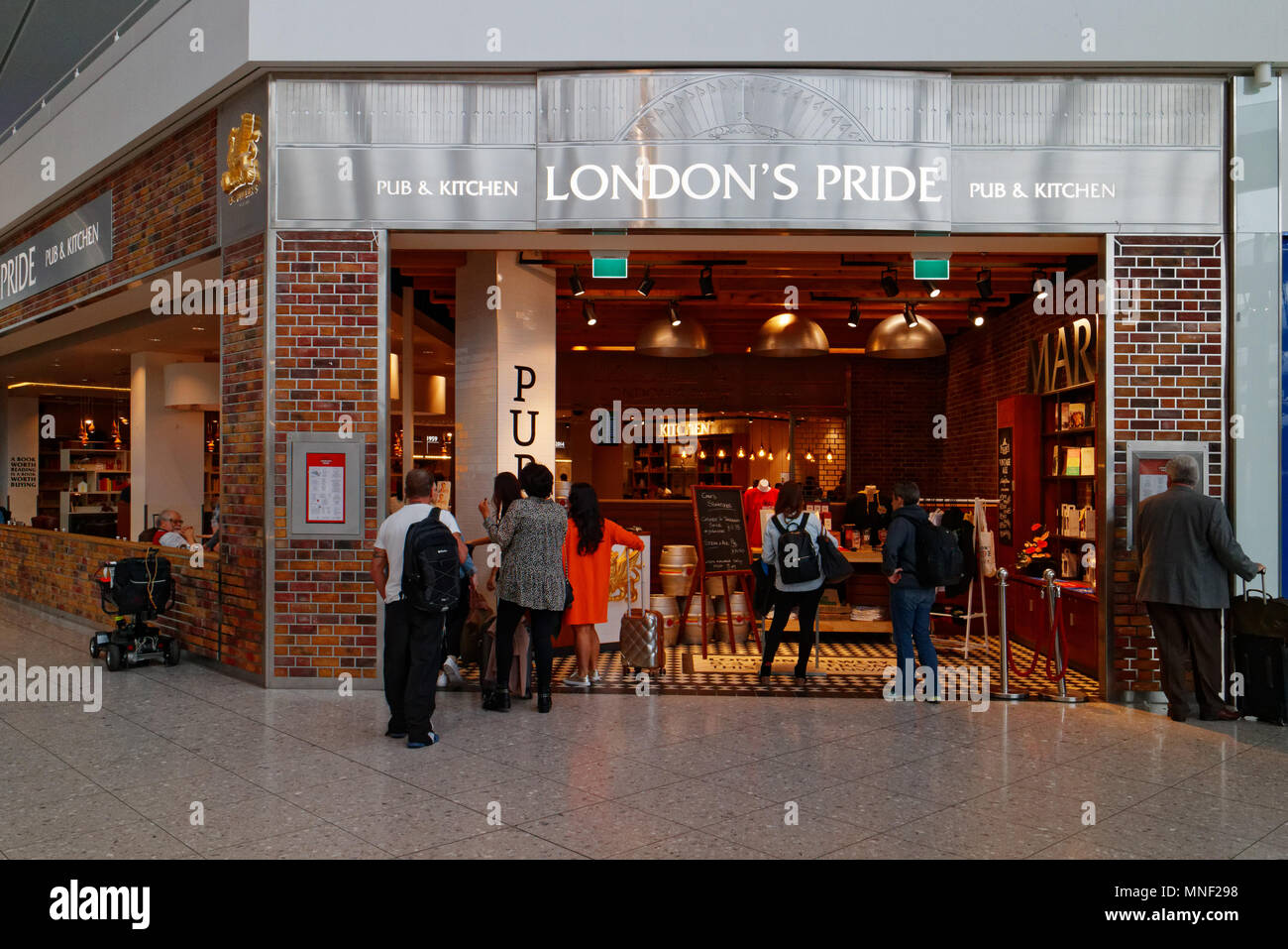 London's Pride pub in London Heathrow Airport Terminal 2 Stock Photo