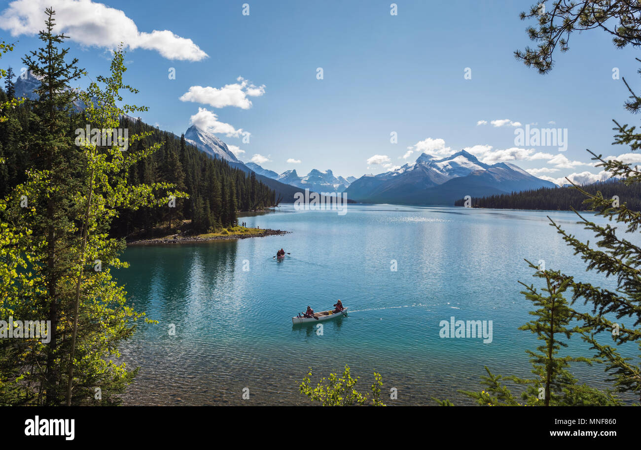 Canoeist on Maligne Lake, behind it Queen Elizabeth Ranges, Jasper National Park, Rocky Mountains, Alberta, Canada Stock Photo