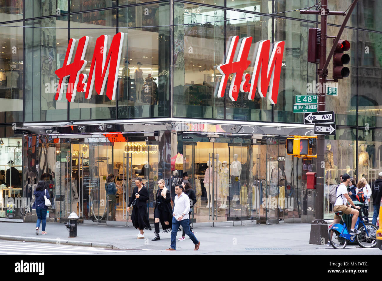People shopping on Fifth Avenue outside the H&M store, 5th Avenue, New York  city USA Stock Photo - Alamy
