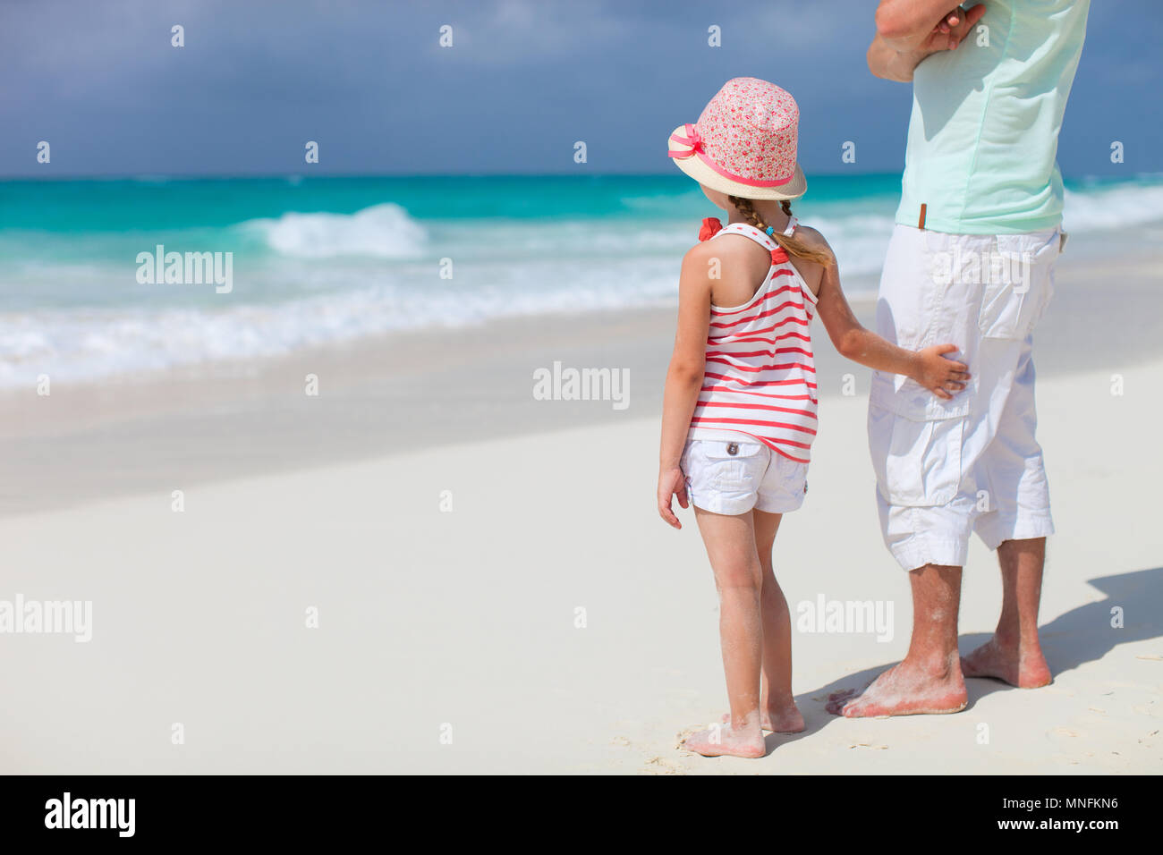 Дочка папа на пляже. Девочка с папой на пляже. Папа с дочерью на пляже фотосессия. Отец на пляже. Папа и дочь пляжная прогулка.