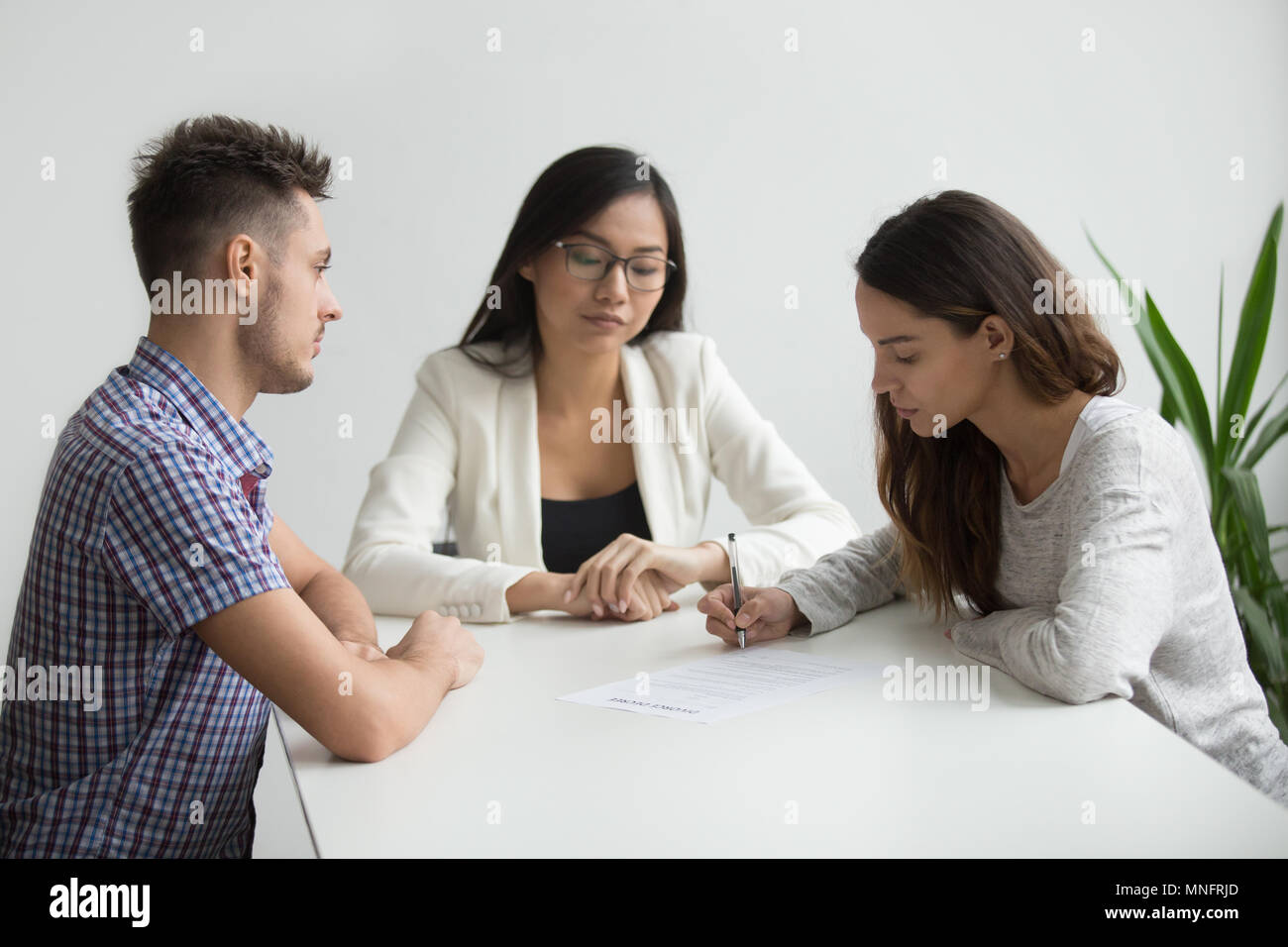 Man and woman signing divorce papers hires stock photography and